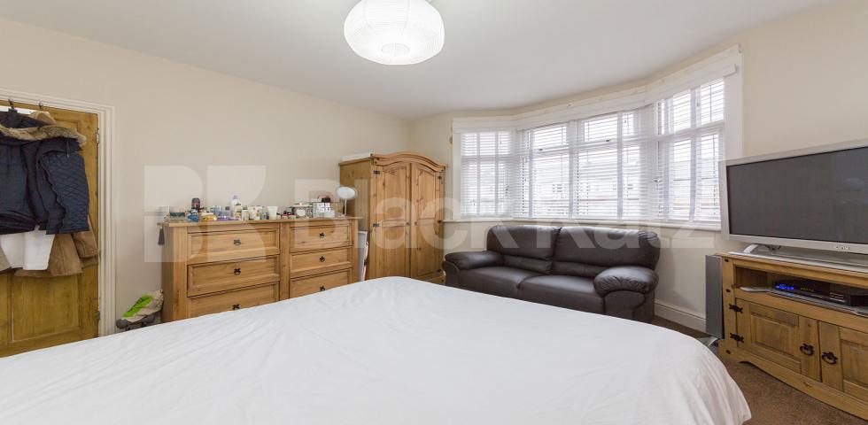 			Fantastic New Instruction!, 4 Bedroom, 1 bath, 1 reception House			  Petworth Road, North Finchley